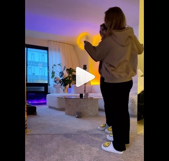 Instagram Influencer Unveils New Custom Glassless Mirror in Box: A Chic Addition to Home Decor