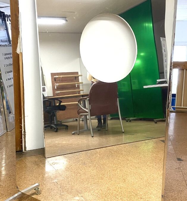 Effortlessly Move Mirrors with Our Lightweight Rolling Stands and Floor-Friendly Casters.