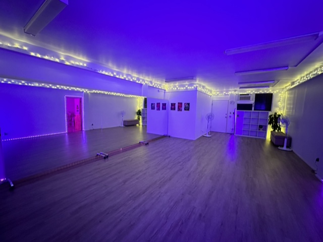 Hawaii Dance Bomb Dance Studio Transformed with Glassless Mirrors