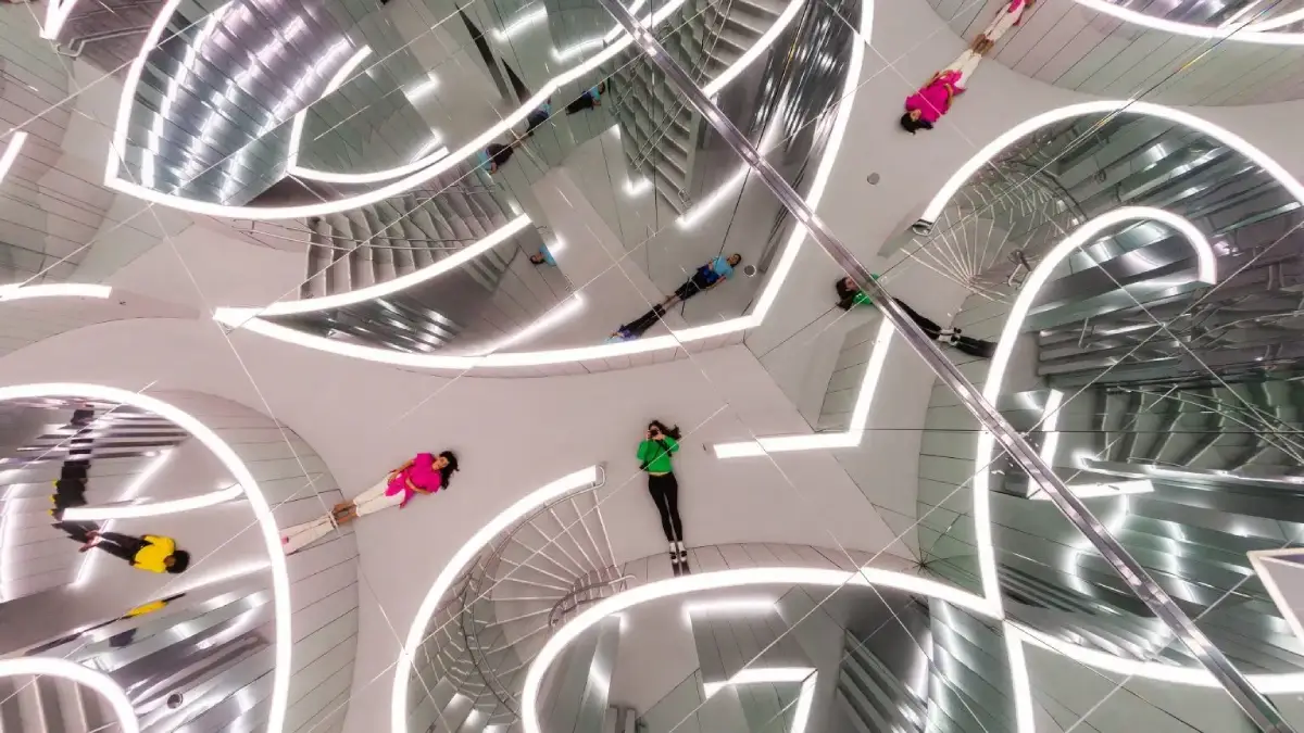 Ceiling installation using Mirrorlite® glassless mirrors creating an immersive reflective art experience at Superblue Miami.