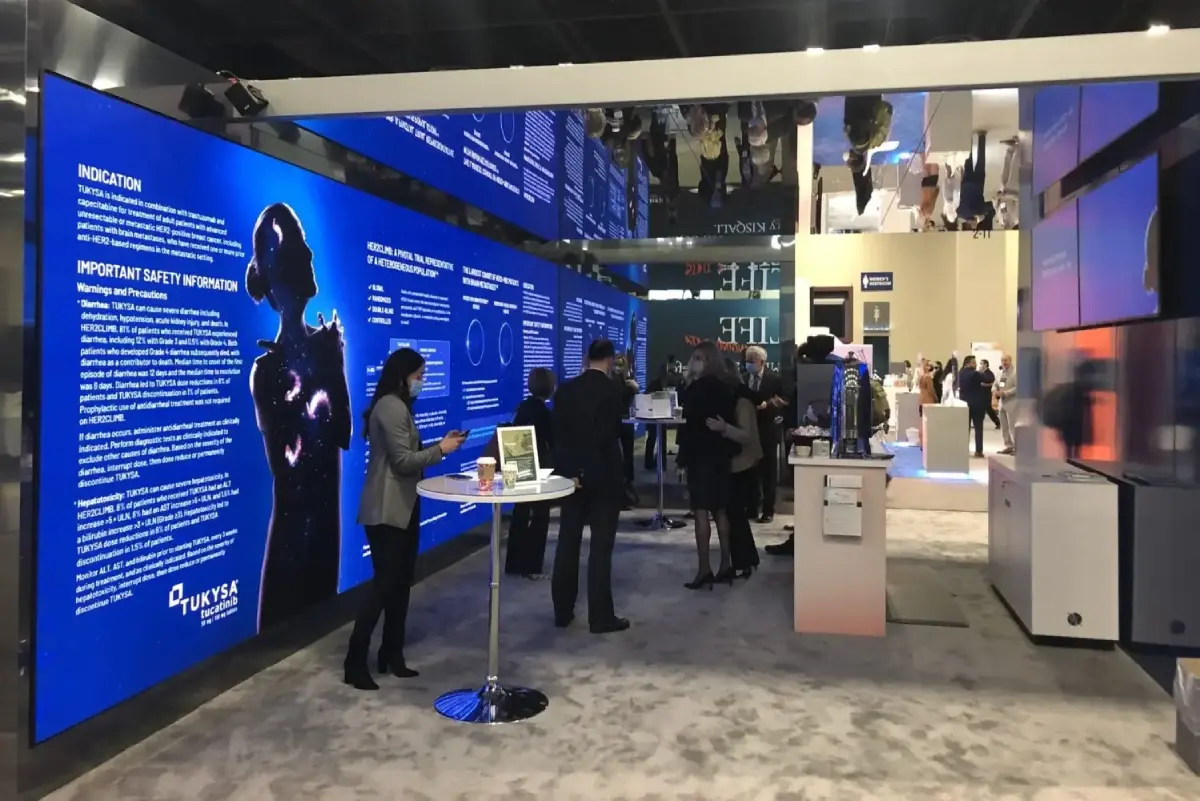 Mirrorlite® glassless ceiling mirror installation at a trade show exhibit booth.